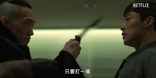 ▲Rain（左）在劇中眼神陰狠，與男主角禹棹煥（右）站在對立面。（圖／Netflix Taiwan YouTube）