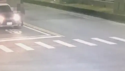 印尼男稱思鄉情緒失控　當街暴走猛踹警車砸密錄器遭送辦