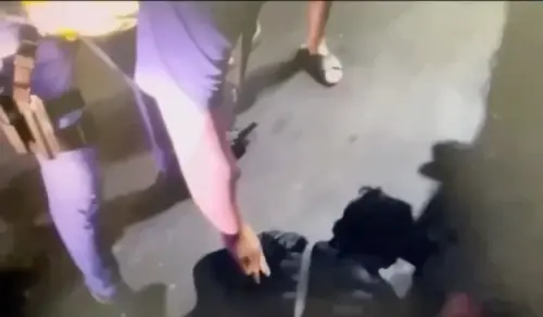 ▲ 警方追逐百公尺，將他壓制逮捕，依妨害公務及毀損公物罪嫌法辦。（圖／記者郭凱杰翻攝）