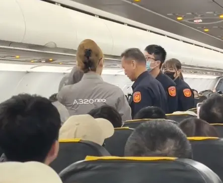 ▲失控婦女打空姐一巴掌，飛機降落後航警上機把人帶走。（圖/Threads）