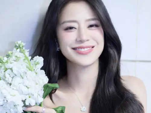 ▲38歲江語晨重視外表保養，擁有凍齡美貌，極為搶眼。（圖／摘自江語晨微博）