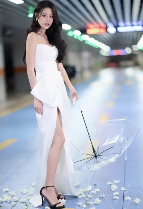 ▲江語晨參加《浪姐7》雖然首戰演唱不如預期，但露肩又秀出美腿，靠著凍齡丰采，依舊得到眾多網友的留言支持。（圖／摘自江語晨微博）