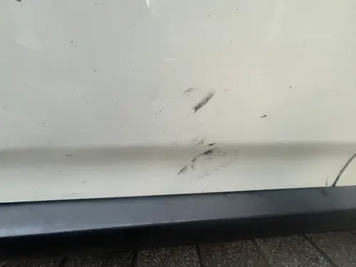 ▲印尼籍男子衝出攔車，情緒失控拍打警車引擎蓋及車窗，甚至以腳猛踹車門。（圖／記者郭凱杰翻攝）