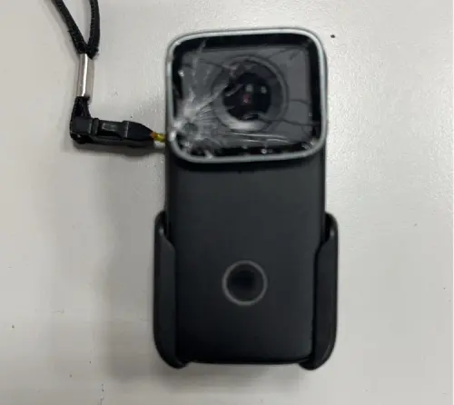 ▲ 印尼男子更拾起掉落在地上的警用微型攝影機朝員警丟擲後轉身逃逸。（圖／記者郭凱杰翻攝）