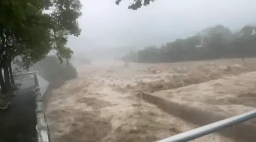 ▲苗栗縣雨勢最猛烈，截至上午10時20分，累積雨量345毫米為全台最多，多處因暴雨災情，甚至淹水達到半個輪胎高。（圖／取自鍾東錦FB）