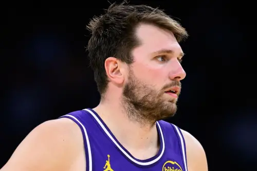 ▲唐西奇（Luka Doncic）因左腿筋二級拉傷，確定例行賽提前報銷。湖人的奪冠機率已從原本的4%斷崖式崩跌至僅剩0.2%。（圖／美聯社／達志影像）