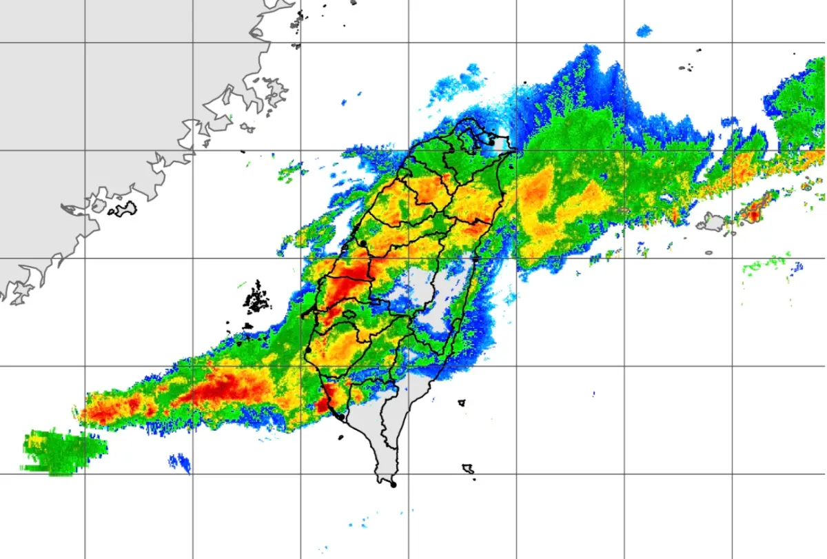 ▲鋒面雨帶衝進台灣，有致災性短延時強降雨發生機會，中央氣象署稍早已發布「大雷雨即時訊息」。（圖／中央氣象署）