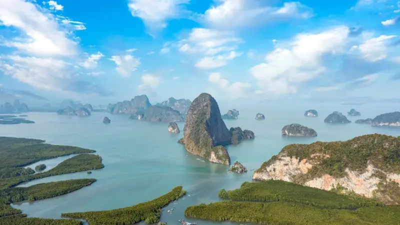 ▲泰國攀牙灣壯麗石灰岩地形與碧藍海景成為全球旅客高評價關鍵，帶動當地入列Booking.com最友善旅遊地區前10名。（圖／翻攝自泰國頭條）