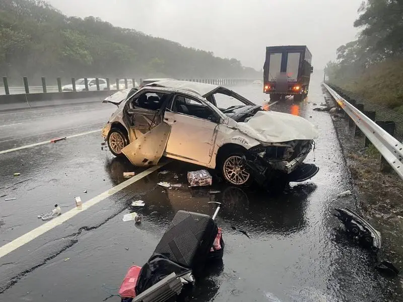 快訊/國3苑裡死亡車禍!自小客撞護欄「車體變形四散」釀2死1傷