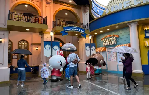 ▲台中麗寶樂園表示因雨反而湧現遊客，美食街一位難求。（圖／麗寶樂園提供 www.lihpaoresort.com/LihpaolandApp）