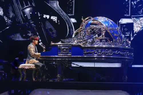 ▲周杰倫（如圖）世界巡迴演唱會《嘉年華 II》首站到杭州，有他招牌的自彈自唱，鋼琴重金打造寶藍色歐洲雕花華麗外型。（圖／杰威爾音樂提供）