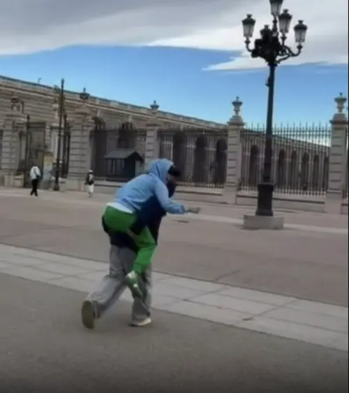 ▲張柏芝（左）趴在兒子Quintus的背上，在西班牙街上走著，互動溫馨。（圖／摘自 IG@cecilia_pakchi_cheung）