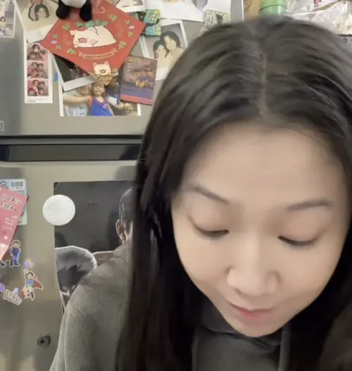 ▲方志友分享杜拜巧克力Q餅吃播影片，身後冰箱上還貼著和老公楊銘威的合照。（圖／IG@beatricefang）