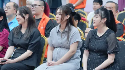 ▲李又汝（中）孕後身體毛病頻發，實在痛不欲生。（圖／藝起發光Ｘ蒙福教會提供）