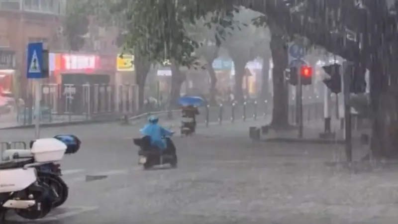 中國廣東也遇清明暴雨！一票苦主哀號：上山祭祖活像野外求生