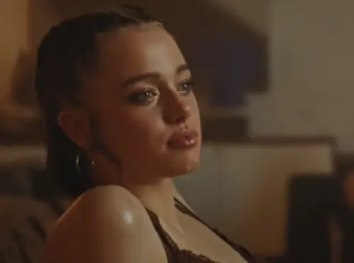 裘莉女兒希蘿藏身K-pop！像極媽年輕時　韓方竟不知她是布裘長女