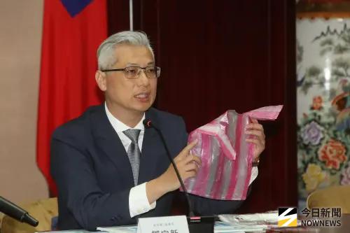 ▲經濟部召開「油價調整結果說明暨因應中東情勢—能源及塑化產品穩定供應措施」記者會，產發署副署長鄒宇新手持一斤塑膠袋示意。（圖／記者邱曾其攝）