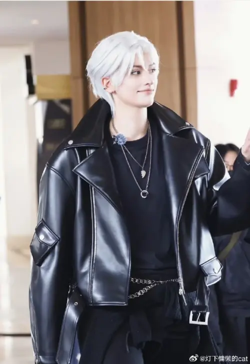 ▲烏克蘭Coser卡琳娜（如圖）參與《浪姐6》時驚艷全場，她身高188公分，搭配銀白短髮及西裝馬甲，帥氣Cos動漫《時光代理人》角色陸光亮相，超級帥氣。（圖／翻攝自微博）