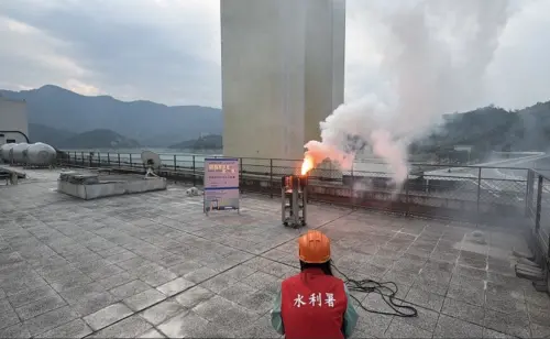 ▲精準催雨，力抗旱象！ 水利署近日頻繁啟動人工增雨作業，透過發射 500 公尺高空焰彈及無人機陸空夾擊，趁鋒面過境將雨水精準留在水庫集水區，全力替乾渴的指標水庫補水。（圖／水利署提供wra.gov.tw）