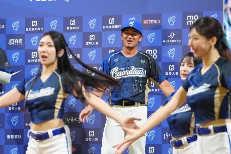 後藤光尊奪主場首勝跳舞冷汗直流！與開球嘉賓合照被妻虧「外遇」