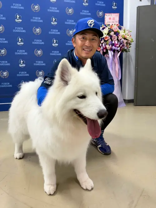 ▲身為「狗派」的後藤光尊，今日賽前與開球嘉賓神犬萊芙留下合影。（圖／富邦悍將提供,2026.4.4）