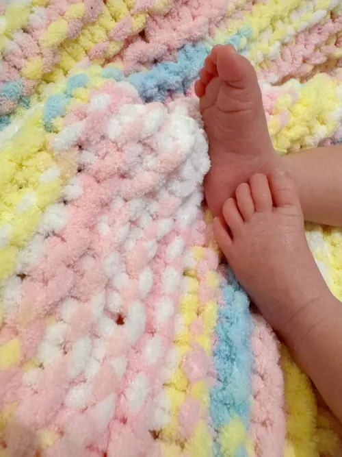 ▲蕭美琴分享她親手勾毛線被送同仁愛女。（圖／蕭美琴臉書）