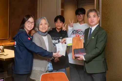 ▲ 煦英基金會的孩子回贈手作禮物給漢來美食劉子銘總經理。（圖／高市府社會局提供）