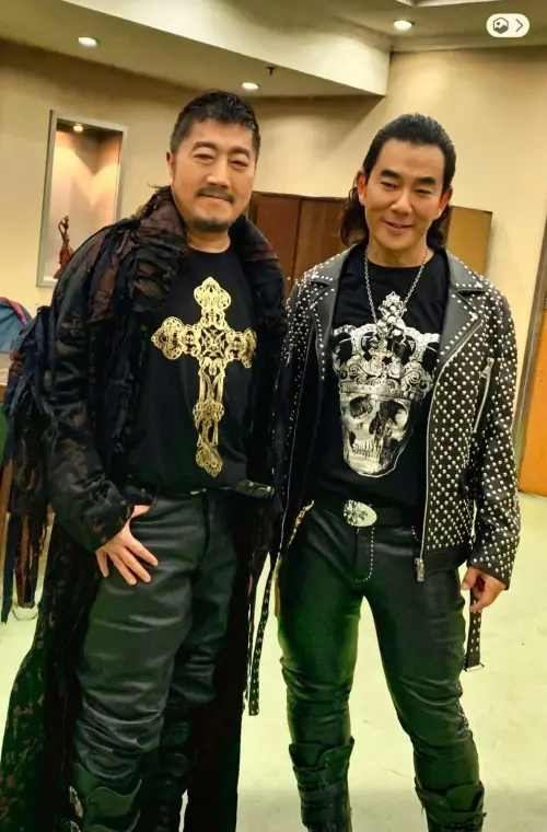 ▲天王任賢齊（右）的代表作〈心太軟〉就是由小蟲一手打造，兩人於公於私，都是好哥兒們，還曾同台一起演唱小蟲寫的代表作〈愛江山更愛美人〉。（圖／小蟲提供）