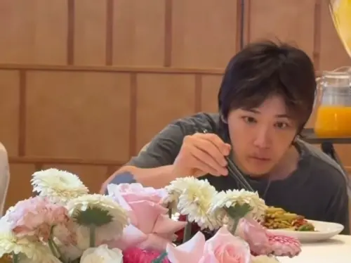 ▲李洪基第一次吃台灣辦桌，認真夾菜的模樣超可愛。（圖／Threads ＠i_bestbass授權）