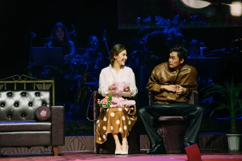 黃鐙輝台上公然調情方宥心！老公王為排練時盯場狂酸：這我老婆捏