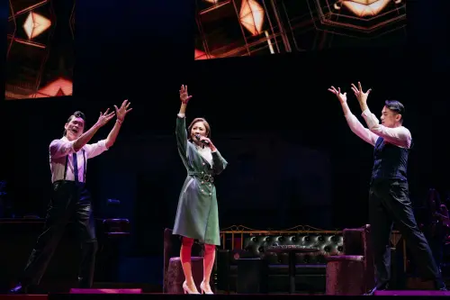 ▲方宥心（中）挑戰高難度表演，要在短時間內演出櫻子媽媽從女孩到老闆娘的半甲子轉變。 左為黃鐙輝、右為凱爾。（圖／瘋戲樂工作室提供）