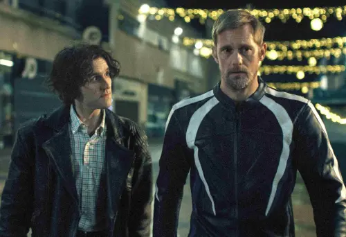 ▲哈利梅林（左）和亞歷山大史柯斯嘉（右）在《後座力》有大膽的對手戲。（圖／海鵬提供）