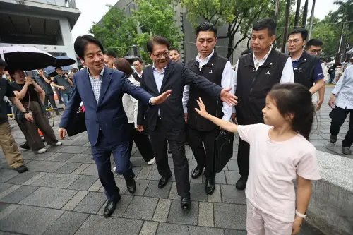 ▲賴總統親切與現場孩童互動，展現童心，笑聲不斷。（圖／屏東縣府提供）