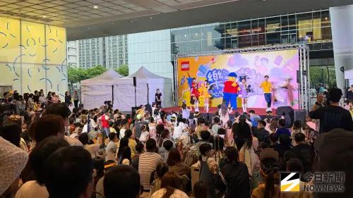 ▲ 「樂派對！開心唱跳，拼出創意」主題活動，結合唱跳演出、創意拼砌、著色互動、電影放映及抽獎活動，吸引大批親子家庭熱情參與。（圖／記者陳美嘉攝，2026.04.04）
