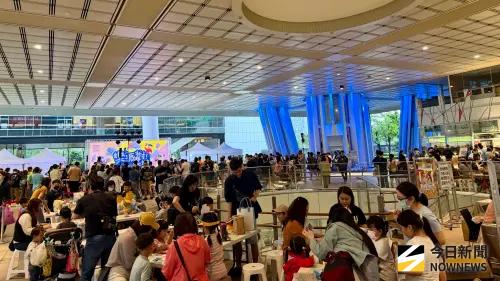 ▲「樂派對！開心唱跳，拼出創意」主題活動，結合唱跳演出、創意拼砌、著色互動、電影放映及抽獎活動，吸引大批親子家庭熱情參與。（圖／記者陳美嘉攝，2026.04.04）