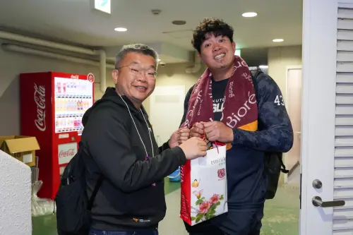 ▲一直以來相當關心旅外球員的中職會長蔡其昌，今日特別撥冗飛往日本觀賽，與宋家豪合影。（圖／取自蔡其昌Threads）