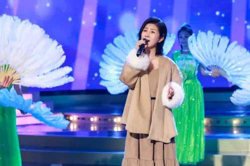 ▲方文琳（如圖）敵不過白冰冰力邀，現場難得演唱一首〈困砂〉。（圖／民視提供）