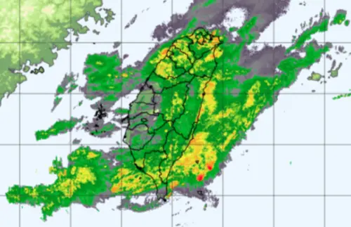 ▲氣象署指出，晚間至清晨將迎來第二波降雨，可能出現大雨或局部豪雨，中南部風險最高。（圖／中央氣象署www.cwa.gov.tw/）
