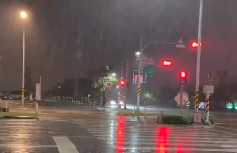 雨帶擴到南部了！高雄人「暴雨轟整晚」崩潰：以為颱風、褲子全濕