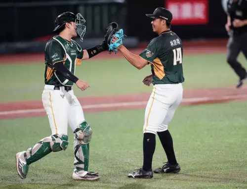 ▲台鋼守護神林詩翔登板，雖然投出一次保送，但隨即穩定軍心連抓三個出局數，收下本季第2次救援成功。（圖／台鋼雄鷹提供）