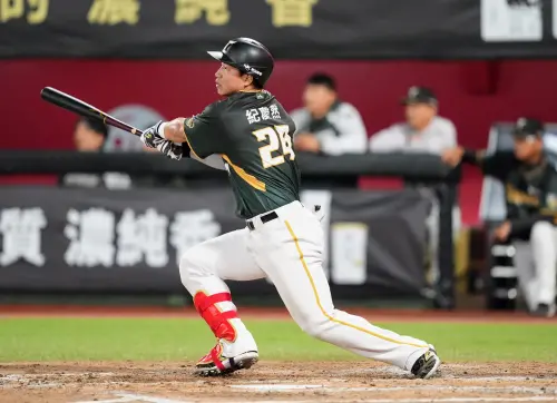 ▲敲出追平關鍵安打的紀慶然，則獲選為本場比賽的單場最有價值球員（MVP）。（圖／台鋼雄鷹提供）