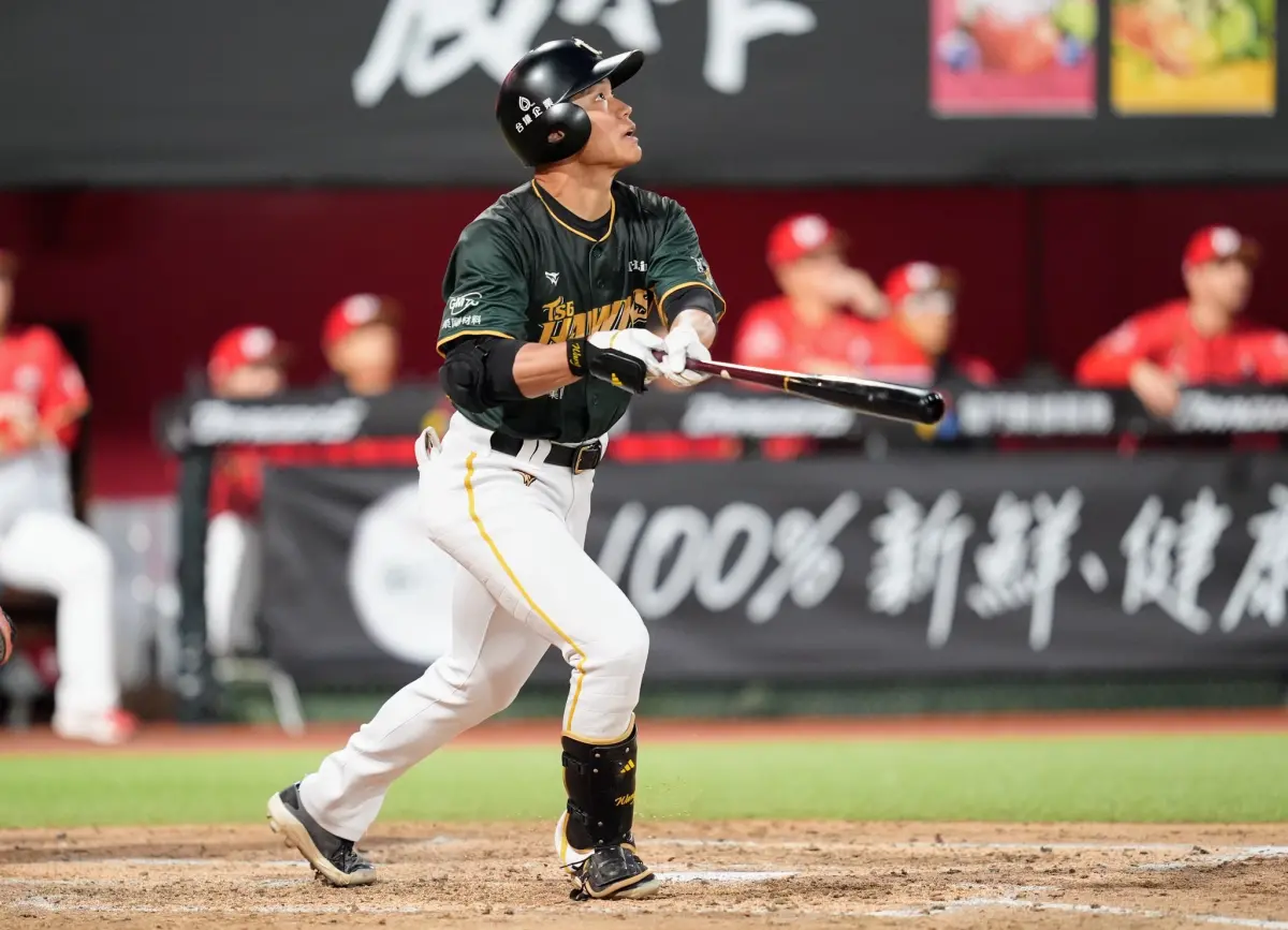 ▲「台鋼大王」王柏融在8局上的擊牆二壘安打不僅敲開本季長打紀錄，更扮演了點燃反撲火力的關鍵「起爆劑」，讓全場球迷熱血沸騰，高喊：「熟悉的大王回來了！」（圖／台鋼雄鷹提供）