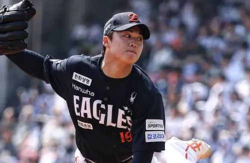 ▲王彥程僅投2場就圈粉無數，本場對失誤的游擊手拍肩舉動，也被不少球迷大讚有王牌風範。（圖／取自韓華鷹官方IG）