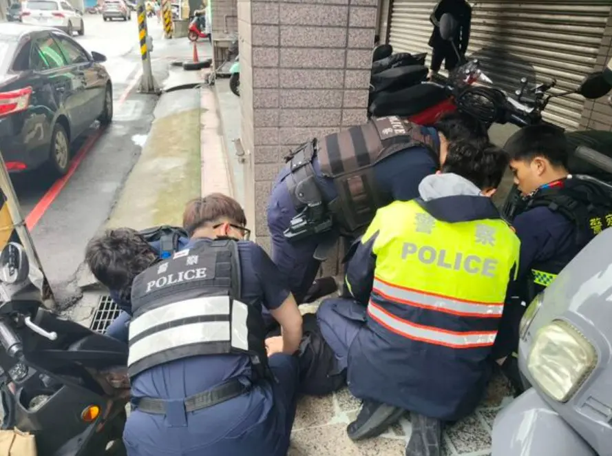 ▲桃園市楊梅區新農街有一名 47歲吳姓男子，持60公分西瓜刀當街揮舞，作勢攻擊，嚇壞路過民眾。（圖／翻攝畫面）