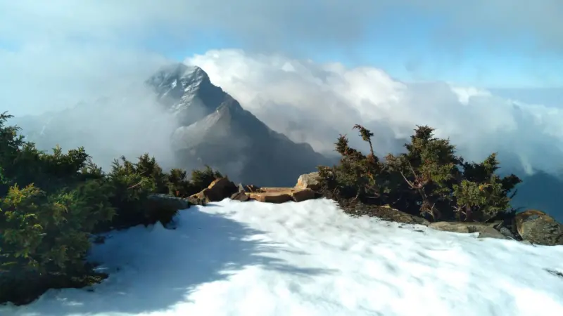 最強鋒面發威！玉山雪下整晚、積雪厚達2公分　整片銀白世界美翻