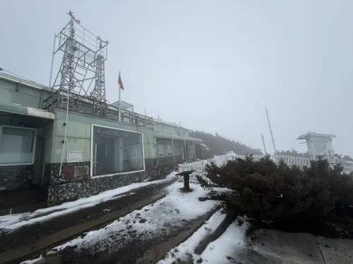 ▲玉山氣象站在清明連假「最強春雨鋒面」提供充沛水氣的環境下，下起四月雪。（圖／氣象署玉山氣象站提供）