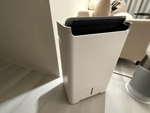 ▲除濕機只要設定好濕度，人體不會感到不舒服，就能跟除濕機共處一室。（圖／記者張家瑋攝）