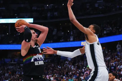 ▲談到與約基奇的對抗，文班亞馬感嘆：「這顯然和對陣大多數球隊不同，我的意思是，他們擁有一位世界上最好的進攻球員。」（圖／取自NBA X）