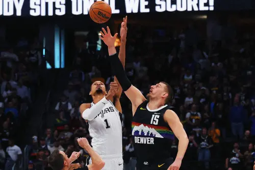 ▲ESPN與NBA官方在賽後紛紛分享兩人對位與賽後致意的照片，並以「小丑（Joker）與外星人（Alien）」來形容這場跨世代的對決。（圖／取自NBA X）