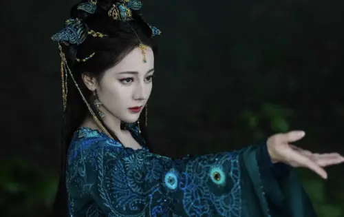 ▲迪麗熱巴在《白日提燈》扮演外表如少女的千年鬼王，造型精心打造，但播出後口碑卻頗慘淡。（圖／摘自白日提燈官方微博）